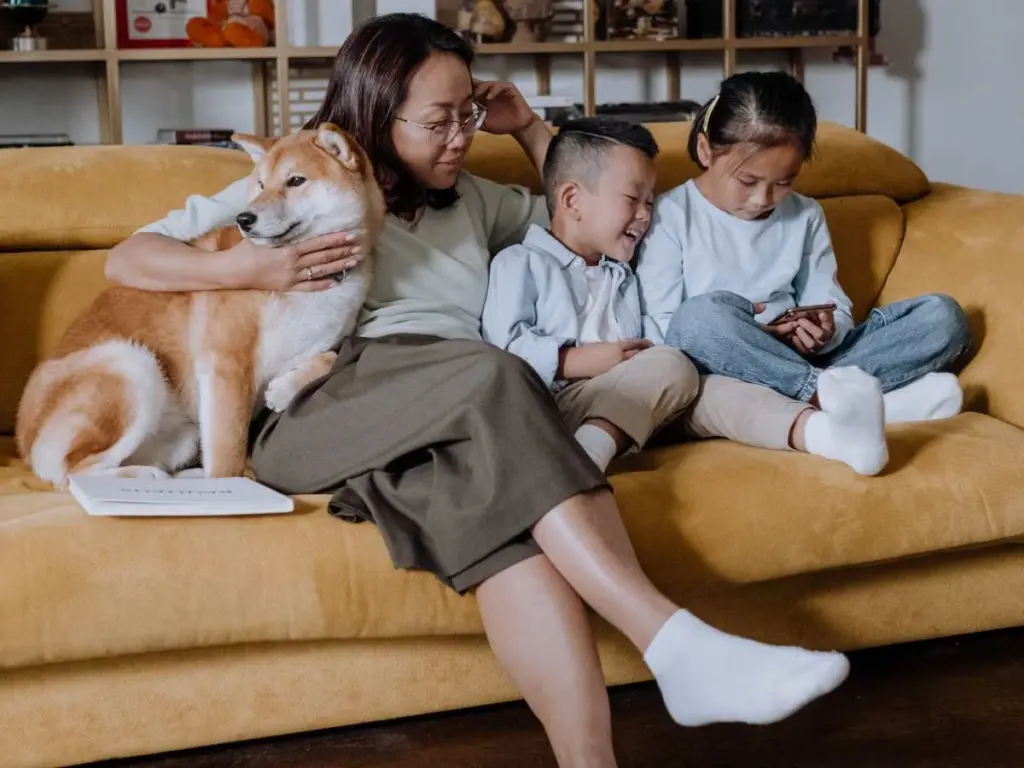 kids with mom sitting on a couch